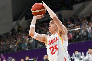 神兵天降！朱俊龙前3场世预赛三分合计7中1 本场三分6中5